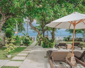 Frangipani Beach Hotel - Buleleng - Patio