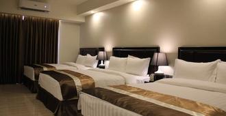 Savannah Resort Hotel - Angeles City - Schlafzimmer