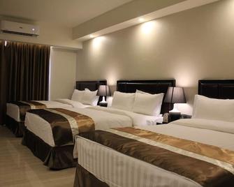 Savannah Resort Hotel - Angeles City - Bedroom