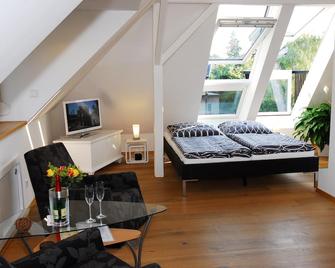 Romantic attic apartment in beautiful Laubegast neighbourhood in Dresden - Dresden - Living room