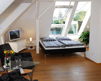 Romantic attic apartment in beautiful Laubegast neighbourhood in Dresden - Dresde - Sala de estar
