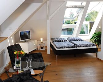 Romantic attic apartment in beautiful Laubegast neighbourhood in Dresden - דרזדן - סלון