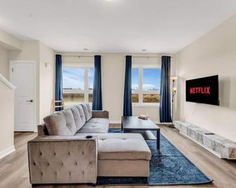 Stylish Niagara Falls Getaway with Rooftop City Views - Niagara Falls - Sala de estar