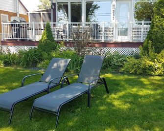 Stopover 335: In the heart of Venice-in-Quebec - Venise-en-Québec - Patio