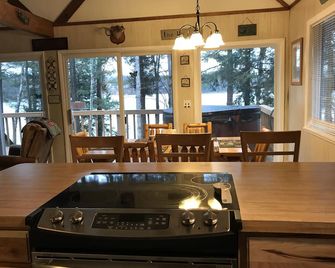 Sunset Beach Chalet with Hot Tub & Fire Pit Near Hiking, Skiing & Snowmobiling - Gaylord - Salle à manger