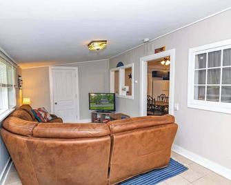 Camelback cottage - on ONE ACRE & near local attractions - 테너스빌 - 거실