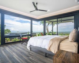 New-Beautiful-3 Bedroom-Sleep 8-Safe - Matapalo - Habitación