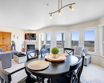 Sunny & stylish oceanfront condo with WiFi, washer/dryer & private balcony - Long Beach - Dining room