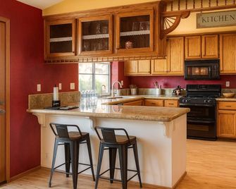 Private bedroom in Peach Blossom Country House - Hemet - Кухня