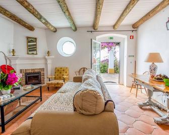 Converted Shepherds Cottage in Traditional Cork Forest, Near Evora - Redondo - Sala de estar