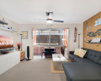 Two-bedroom Beachside Apartment with Parking - Bilinga - Living room