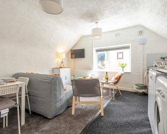 Pass the Keys High Street Bolt Hole - Bridgnorth - Living room