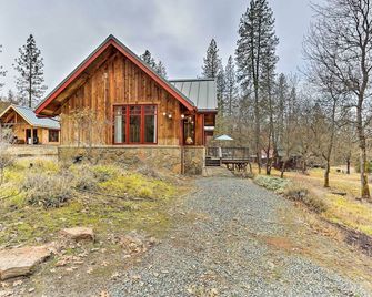Peaceful Shasta Cascade Getaway on 15-Acre Ranch! - Weaverville - Building