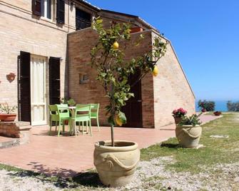 B & B The hill on the sea - The Oleandri room - Marina Palmense - Patio