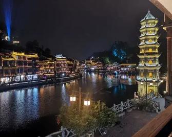 Phoenix Ancient City Lingjiang Muyue Riverside Homestay - Xiangxi - Näkymät ulkona