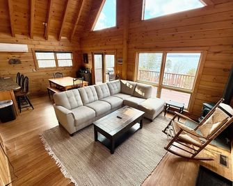 Waterfront Cabin with Private Beach in Bar Harbor. Minutes from Acadia National Park & Downtown Bar Harbor. Newly furnished 3-bedroom, two baths with game room, outdoor grill and fire-pit. - Bar Harbor - Living room