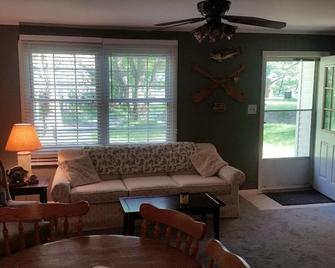 The Pentwater House - Pentwater - Living room