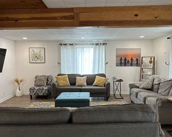 Tres Casa Lake House - Coloma - Living room