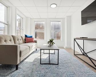 East 636i Cozy & Comfy I Downtown I Gym - Rochester - Living room
