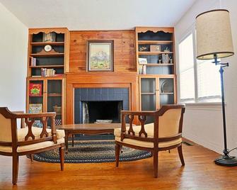 Charming 2-bedroom cottage in scenic Southwest MO with a large corner lot. - Ava