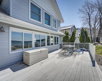 Lakefront Michigan Cottage - Deck, Grill and Kayaks! - Sturgis - Innenhof