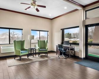Comfort Inn & Suites - North East - Lobby