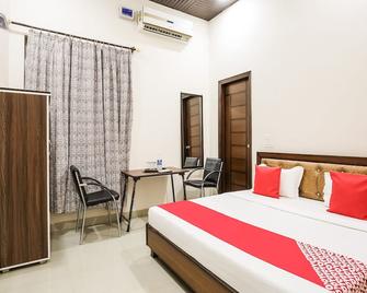OYO 47577 Hotel Goldenland - Rājpura - Bedroom