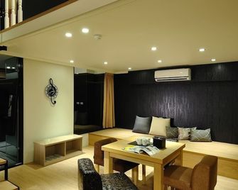 58 Hotspring Hotel - Jiaoxi Township - Living room