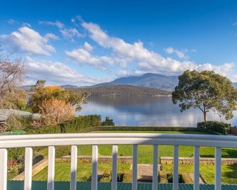 Derwent River Villa - the ultimate beach hotel, Hobart - Montagu Bay - Balcón