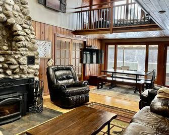 Best Waterfront Beach House On Rock River Lake Kosh Wi Pier Plgrnd Acre+ Yard! - Edgerton - Living room