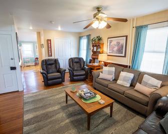 Amish Stay Vacation Home - Bird in Hand, Lancaster PA - Bird in Hand - Living room