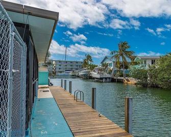 Waterfront Hideaway - Pet Friendly Waterfront Home, 24' Dock - Marathon - Vista del exterior