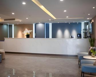 Home Inn Tai'an Taishan Railway Station Plaza - Tai’an - Front desk