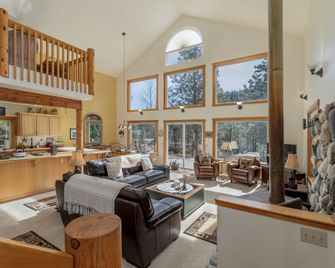 Pine Tree Cottage By Nw Comfy Cabins - Leavenworth - Living room