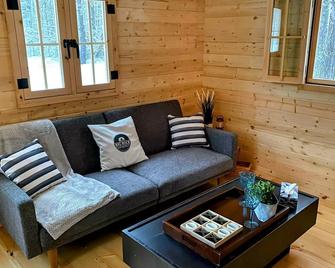 Cozy cabin on Weslemkoon Lake near crown land (pet-friendly) - Gilmour - Sala de estar