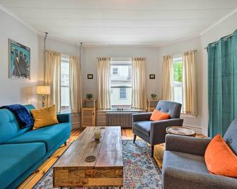 Updated Vintage Apartment 1/2 Mi to Main St - Keene - Obývací pokoj