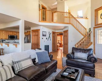 Earthstone Valley | Skicamelbackwaterparkshikingpoconostennisgrill - Tannersville - Salon