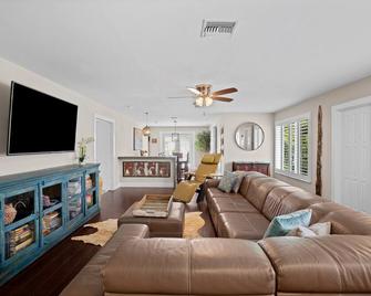 East Boca Raton 1mile To Beach Great Central Location!!private Heated Salt Pool - Boca Raton - Living room