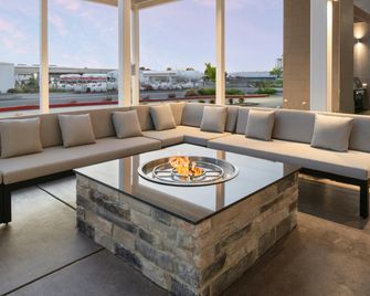 Home2 Suites By Hilton Woodland Sacramento - Woodland - Вітальня