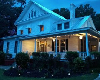 Whole Hearts Bed and Breakfast - Wellford - Building