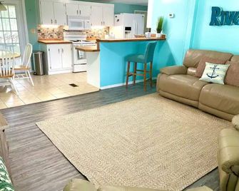 3 BR 2 BA House w/Dock on Deep Canal in Bass Capital - Crescent City - Living room