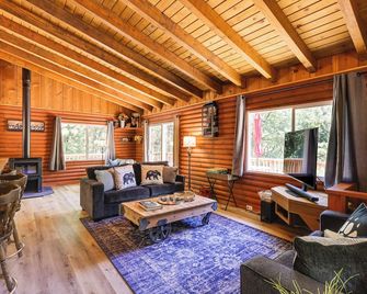 Community Lake Access Peaceful Cabin in Sonora! - Sonora - Living room