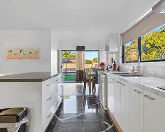 Spacious Wyong Getaway - Wyong - Kuchyň