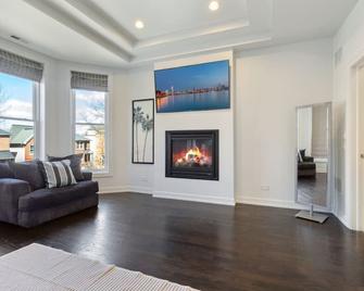Modern 4 Bed, 3.5 Bath Home | Near Sox & Mccormick - Chicago - Sala