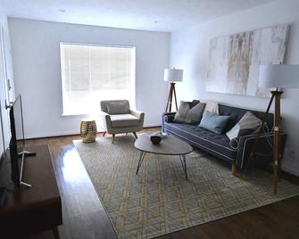 Mid Century - King Bed - Parking - Hp/Design Dist/Katy Trail/Uptown - Dallas - Ruang tamu