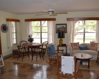 Guadalupe riverfront wooded Hill Country acreage located in Downtown Hunt, TX - Hunt - Living room