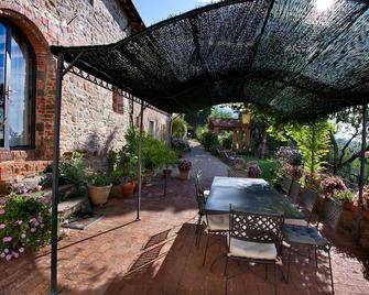 XII century farmhouse on the hills above Lucca with chef. Only local food. - San Gennaro - Patio