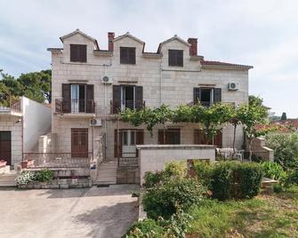 Two-Bedroom Apartment In Supetar - Supetar - Edificio