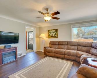 Pueblo House by Riverwalk, 2 Miles to Fairgrounds! - Pueblo - Living room