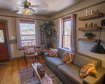 Charming Westside Bungalow - קולרדו ספרינגס - סלון